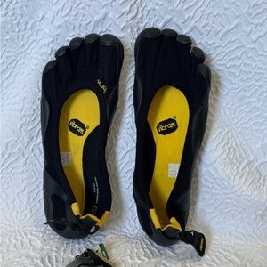 NWT Vibram FiveFingers M108 Black Toe Shoes Men’s size 43/US 9.5-10